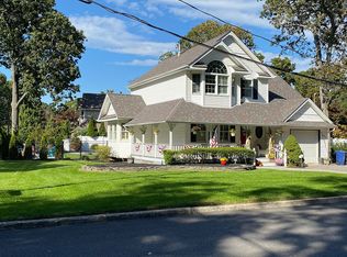 3 Edgewood Ave, Nesconset, NY 11767