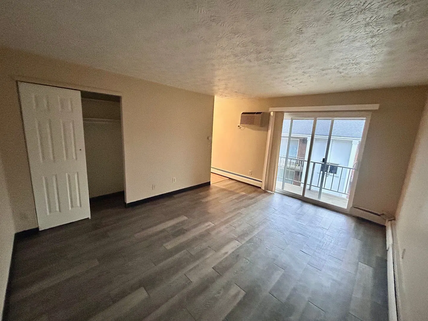 1 bed, 1.0 bath, $845 — Photo 2