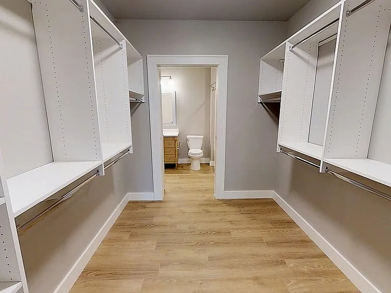 1 Bed, 01 Unit - Closet + Bathroom