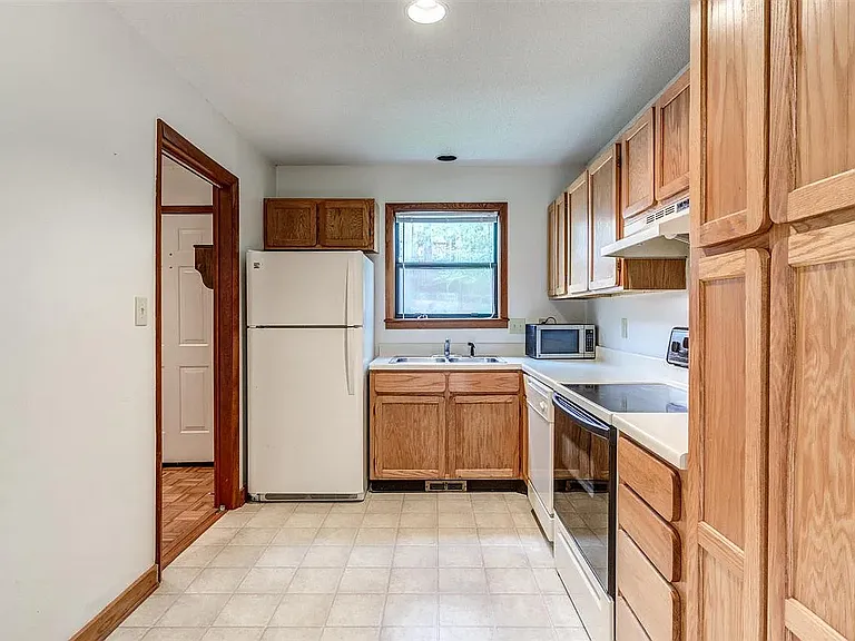 310 Cedarwood Ln #B — Photo 3