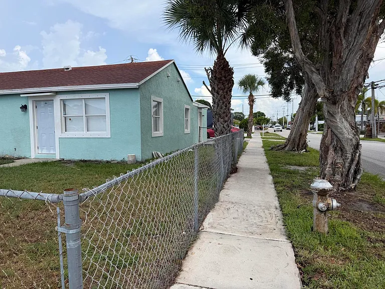 442 Winters St — Photo 6