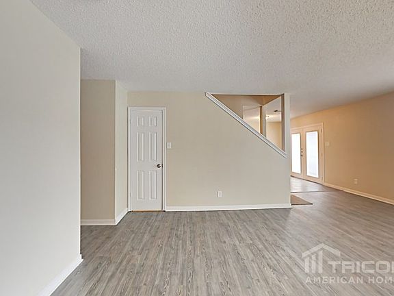 3rd image of 6623 Honeyridge Ln