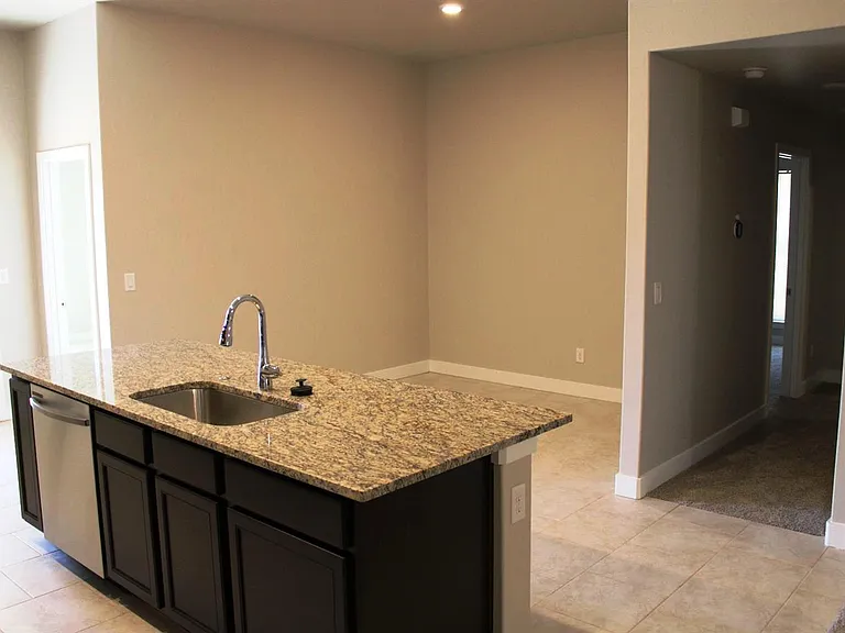 3015 Valencia Ave — Photo 4