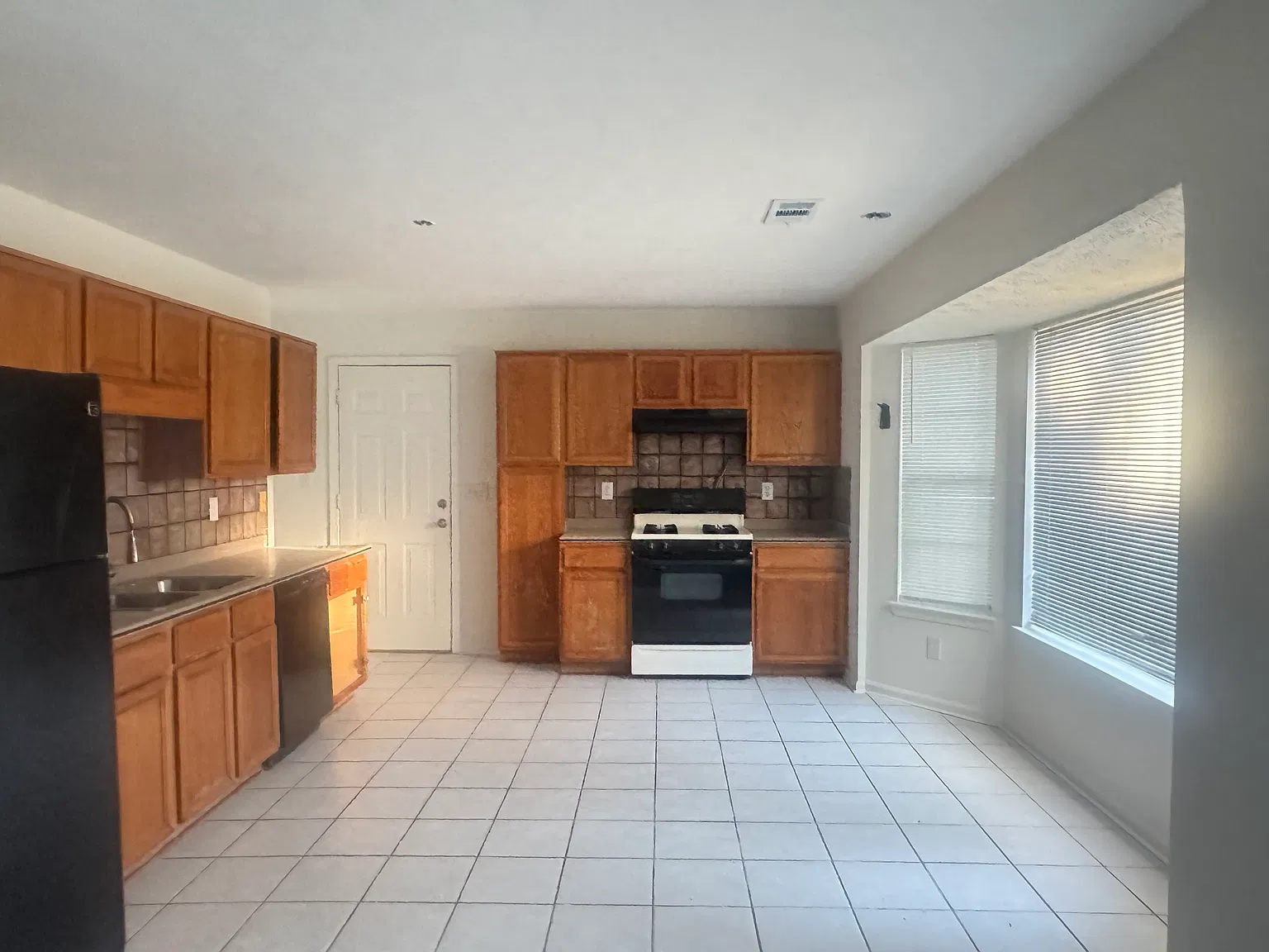 4 bed, 2000 sqft, $2,200 — Photo 4