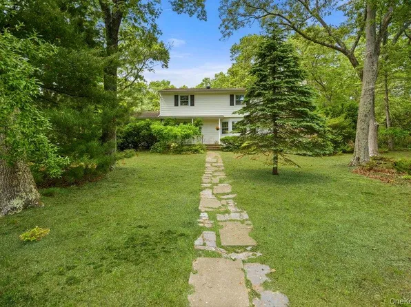 45 Lone Oak Path, Smithtown, NY 11787