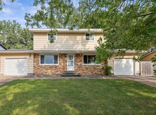 887 Greenway Ave N, Oakdale, MN 55128