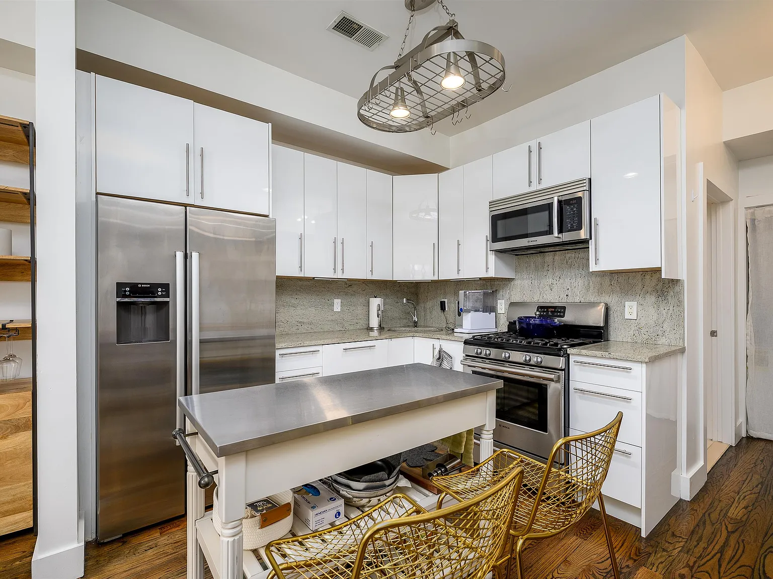1 bed, 1.0 bath, 688 sqft, $3,300 — Photo 3