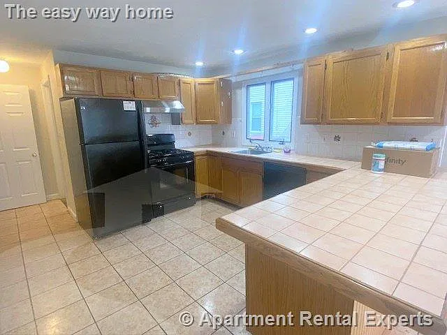 3 bed, 1800 sqft, $3,975 — Photo 2