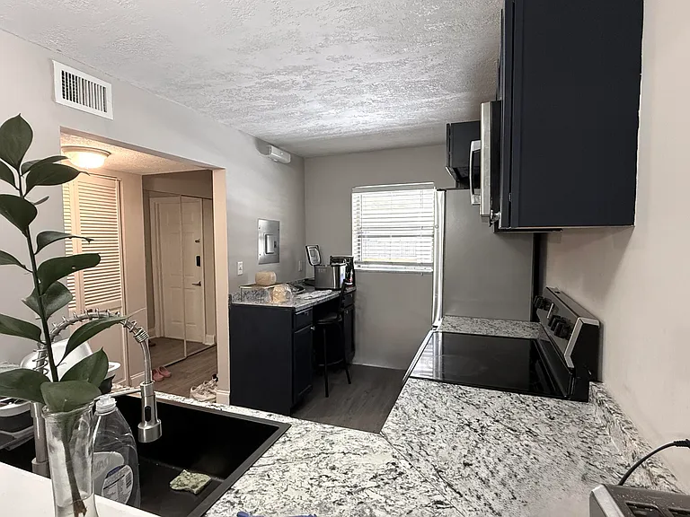 2925 SW 22nd Ave #203 — Photo 2