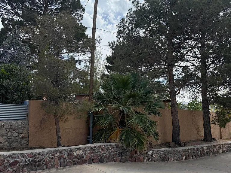 504 E University Ave — Photo 22