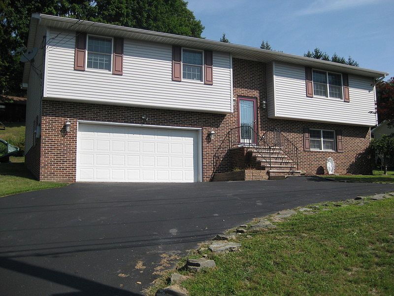 Front view of the house : This is the view pulling in from Carverton Rd.