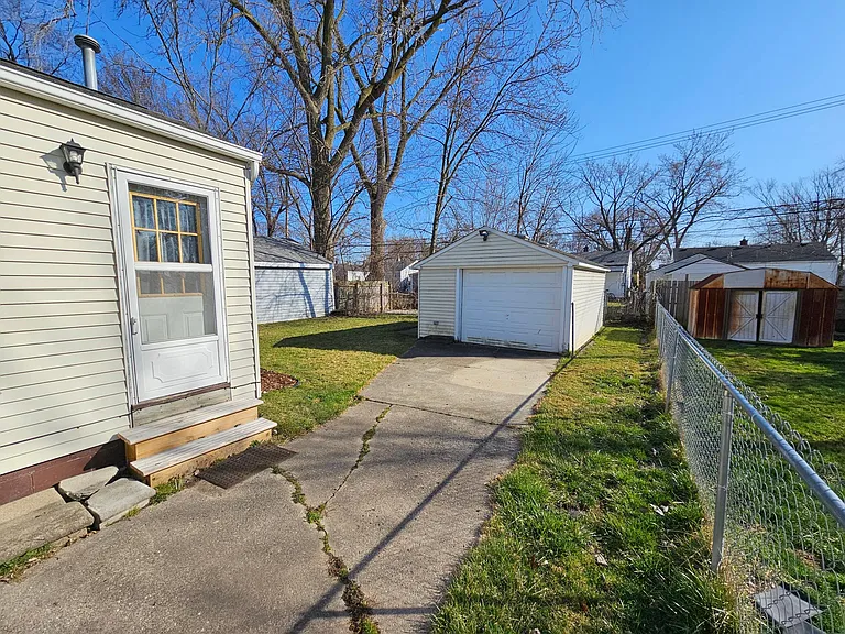 568 E Hudson Ave — Photo 2