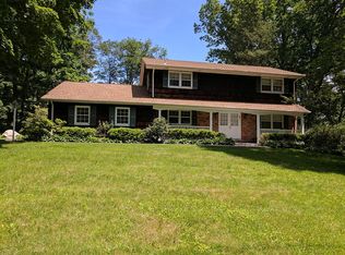 13 Fox Hill Rd, Chestnut Ridge, NY 10977