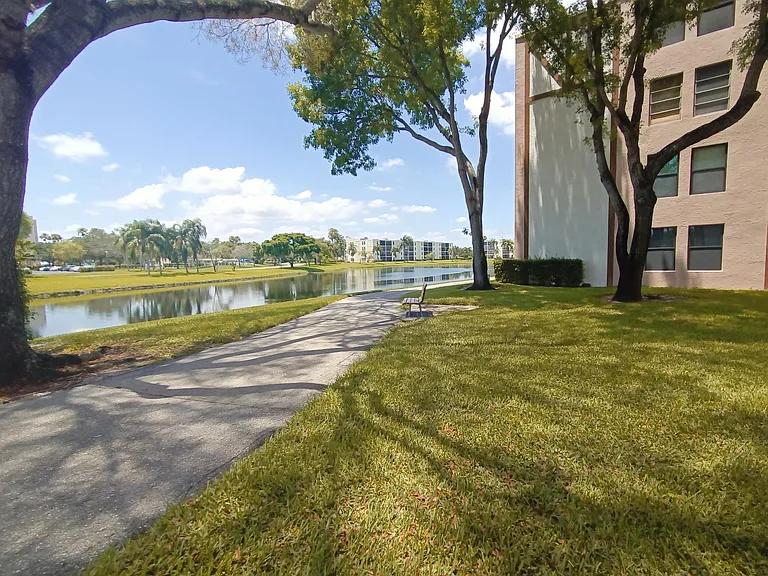 7320 Amberly Ln #305 — Photo 24