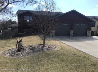 631 7th St SW, Dickinson, ND 58601
