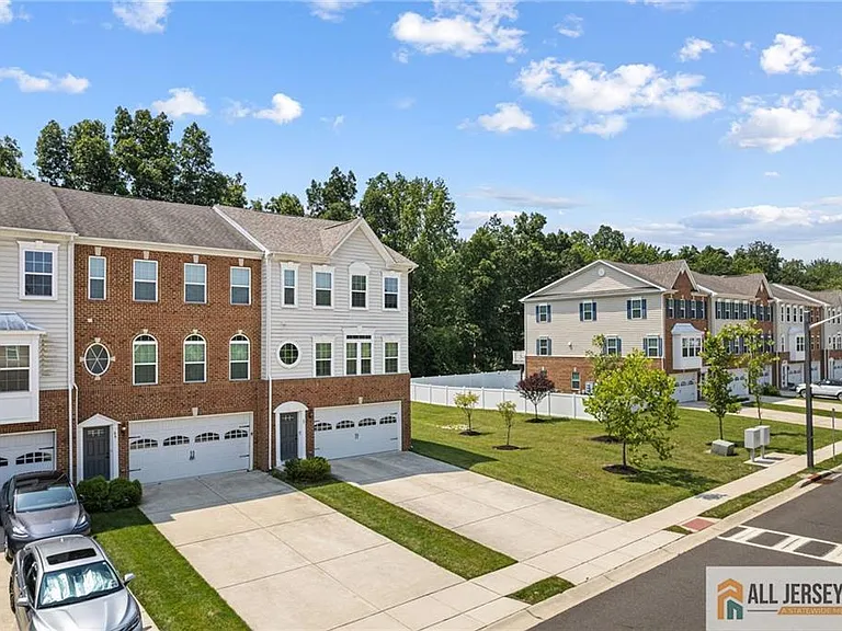 89 Isabelle Ct — Photo 31