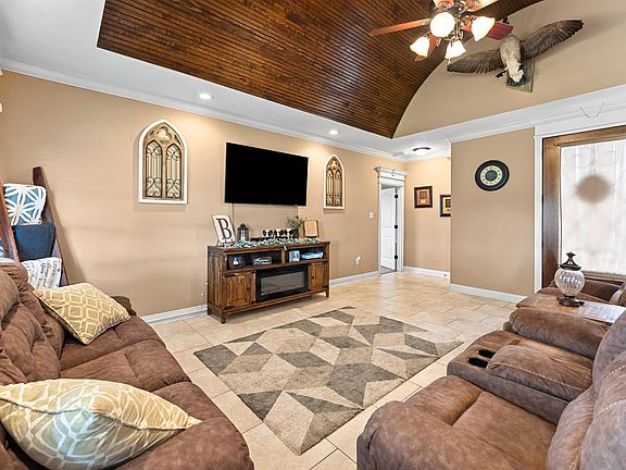 4th image of 104 Maple St