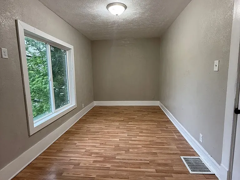 1568 W Franklin St #1 — Photo 4
