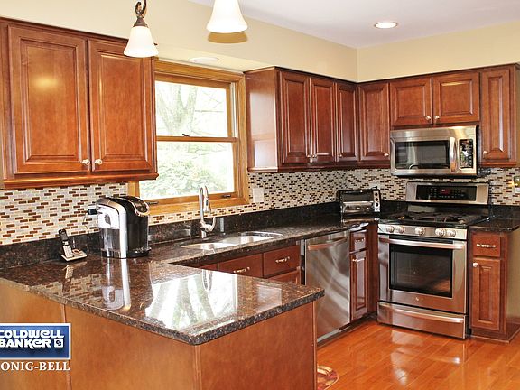 Gorgeous Fully Updated Kitchen with Hardwood Floors, Granite Counter, Stainless Steel Appliances!