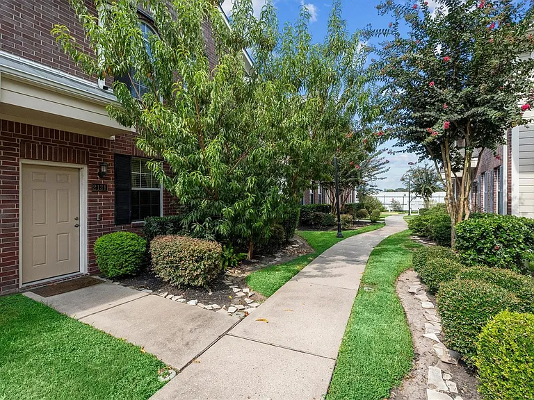 2131 Kemah Village Dr — Photo 1