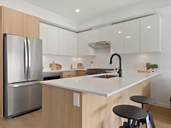 2277 Hawthorne Ave #207, Pt Coquitlam, BC V3C 1W3