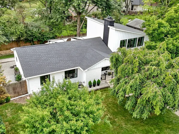 635 W Poplar St, Zionsville, IN 46077