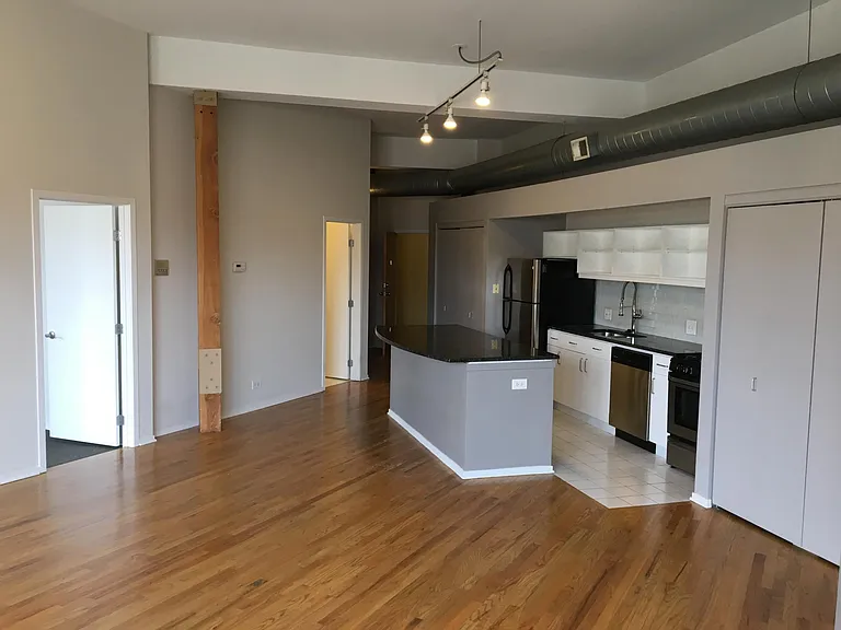 1855 N Oakley Ave #C — Photo 2