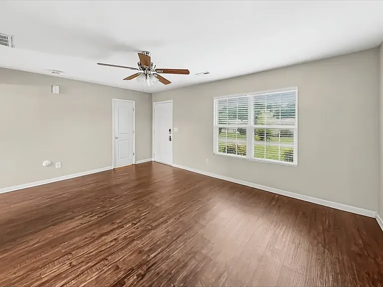 1381 Steven Dr — Photo 3
