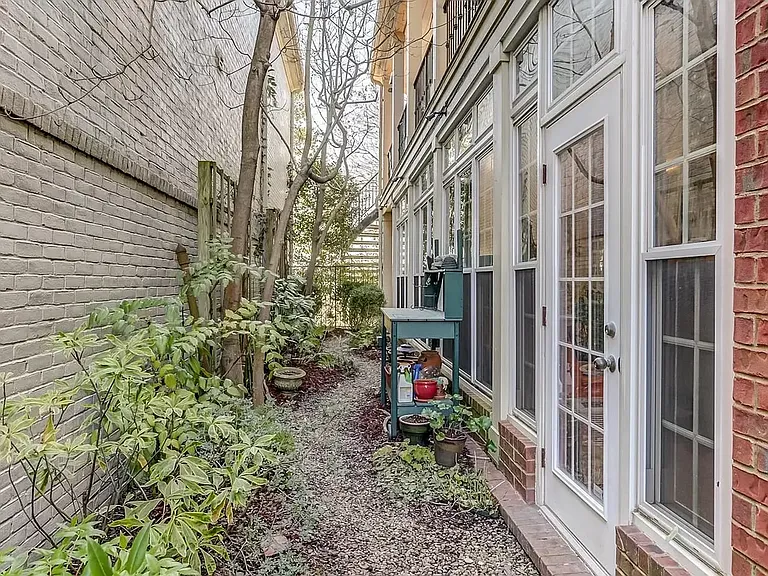 1060 Island Dr — Photo 3