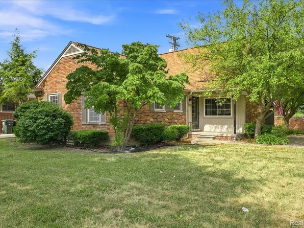 20691 Wedgewood Dr, Grosse Pointe Woods, MI 48236