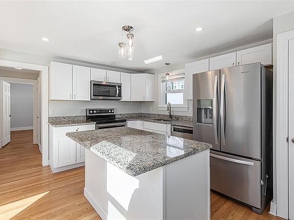 4th image of 26 Country Hill Rd