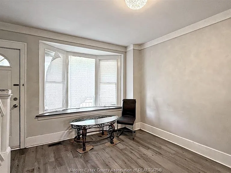 1424 Wyandotte St W — Photo 7