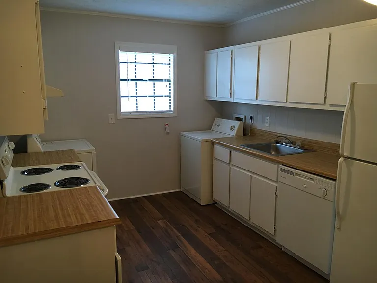 122 S Debardeleben St — Photo 2