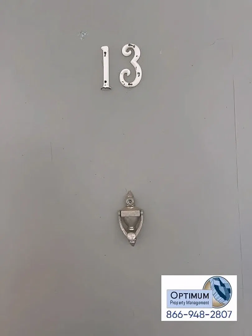 Bright 2 Bedroom / 1 Bathroom Upstairs Unit with Mountain View — Photo 4