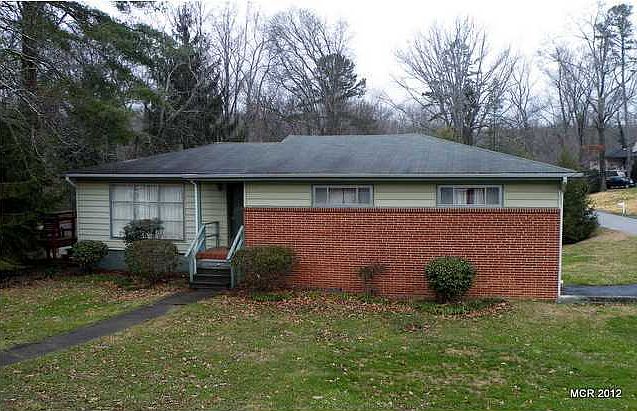 1st image of 300 Oakmont Ln