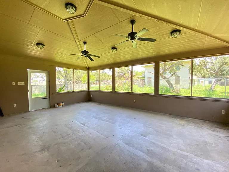 536 W Yoakum Ave — Photo 30