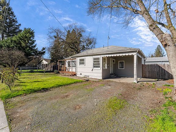 2nd image of 908 SW Bridge St