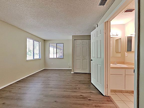 3rd image of 512 Lakeview Dr
