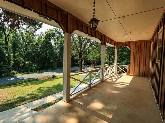 3rd image of 880 Locke Dr