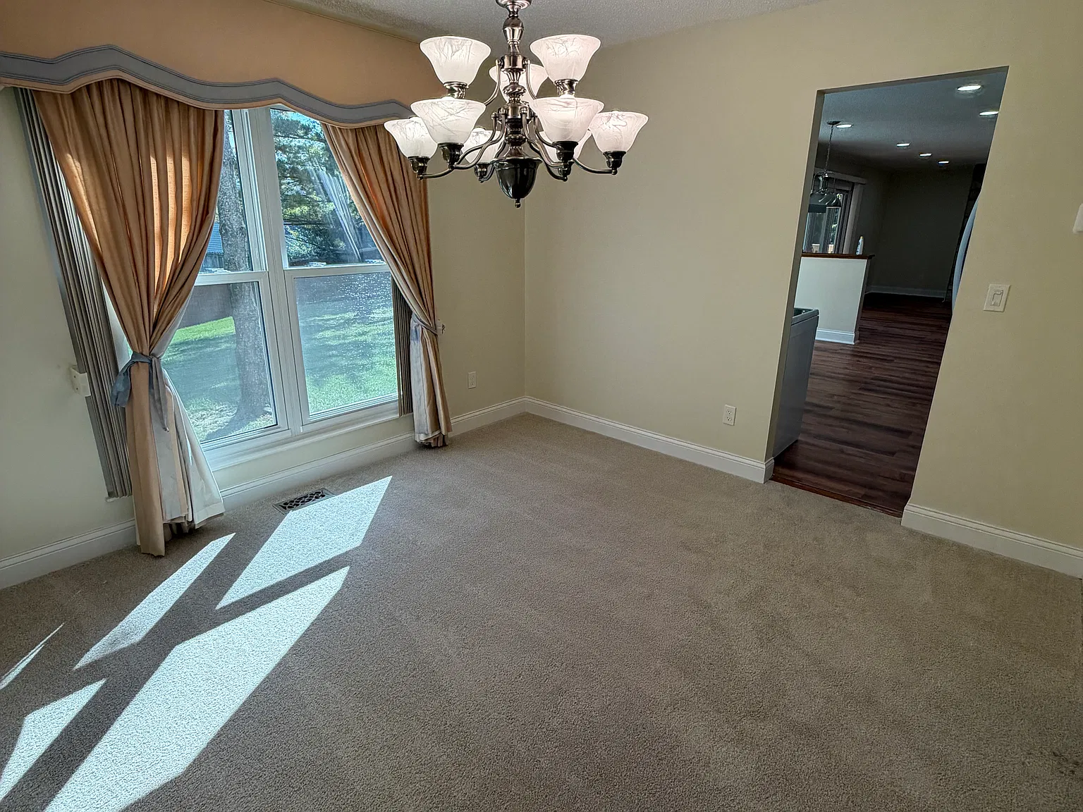 4 bed, 2500 sqft, $2,800 — Photo 4