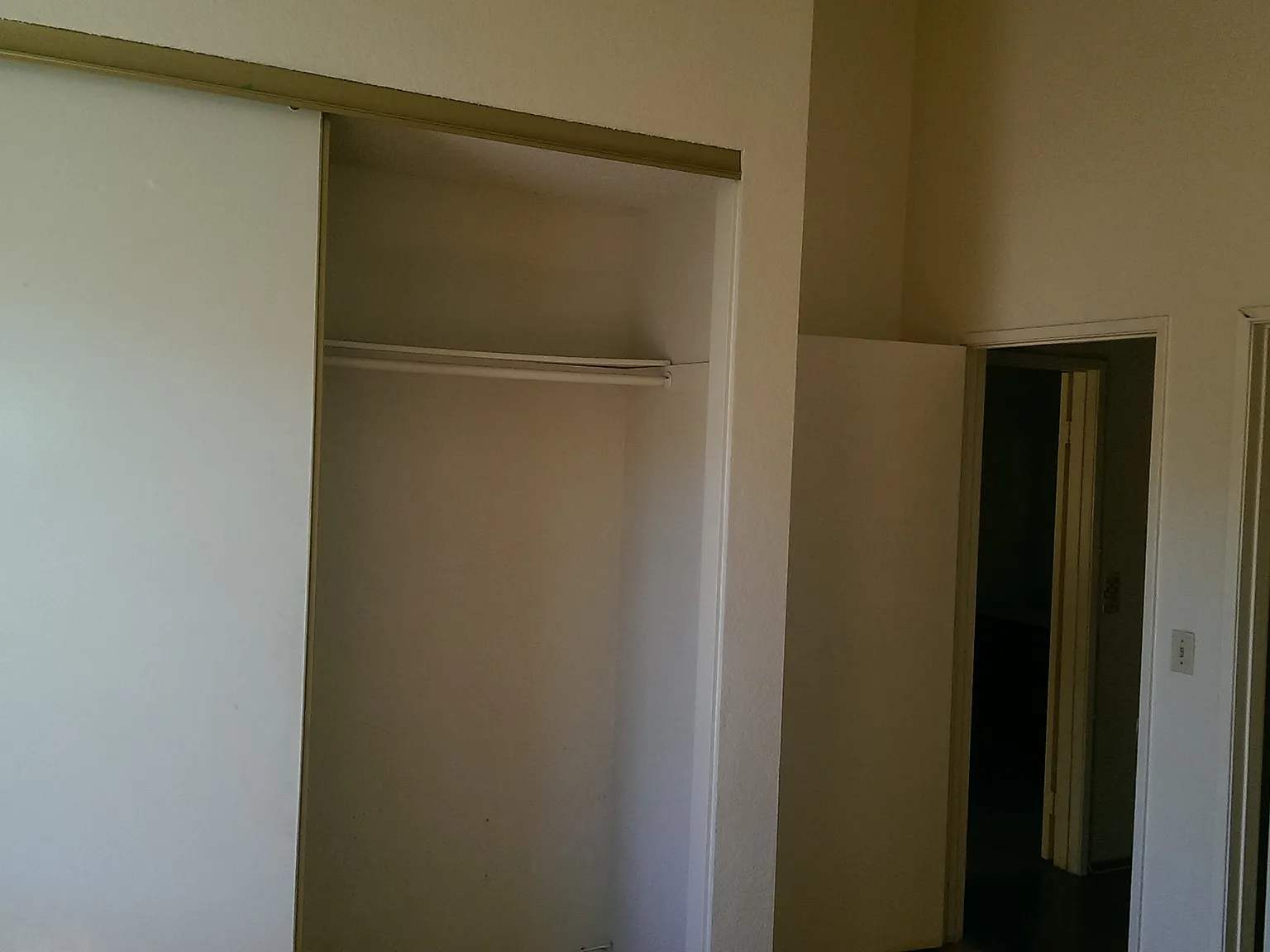 3 bed, 1606 sqft, $930 — Photo 2