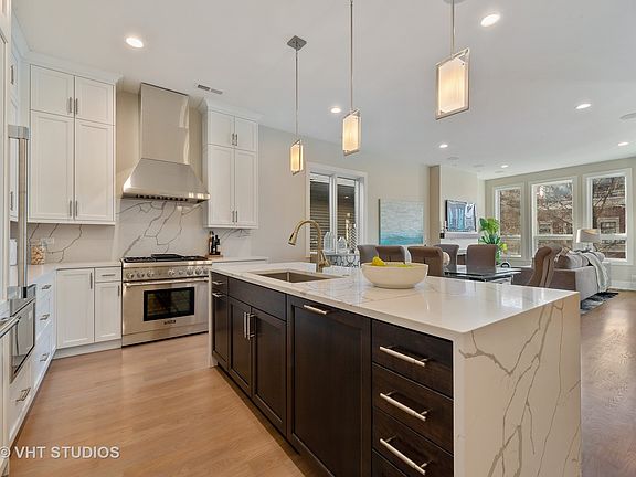 2nd image of 1933 N Kenmore Ave #2