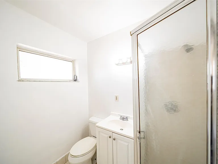 115 NE 4th St #3 — Photo 7