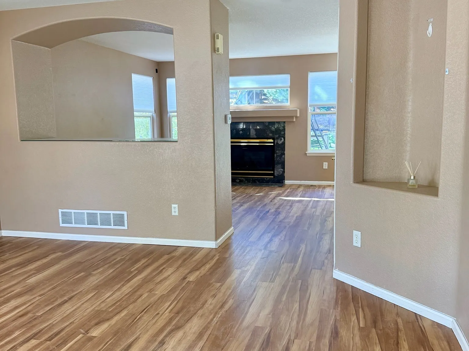 5 bed, 3.5 bath, 2011 sqft, $3,000 — Photo 2