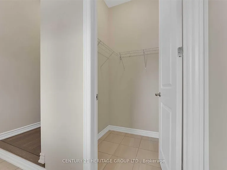 82 Ferragine Cres — Photo 15
