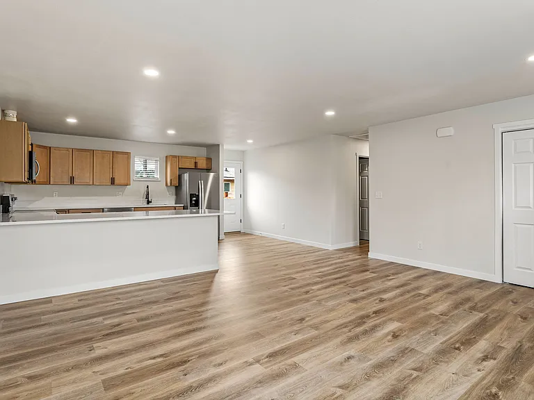 1302 S 14th Ave — Photo 4