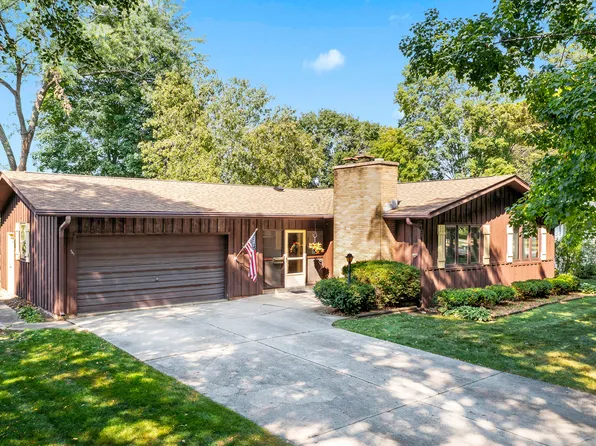 615 W State St, North Aurora, IL 60542