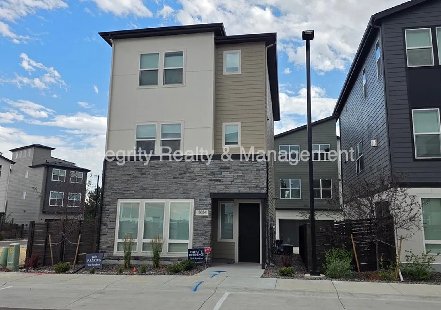 3 Bed/3 Bath, 1855 Sqft - 11014 E Hinsdale Cir — Photo 1
