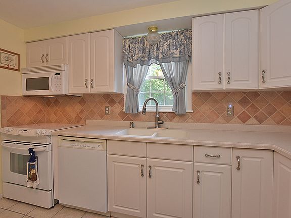 5th image of 396 Knollwood Dr