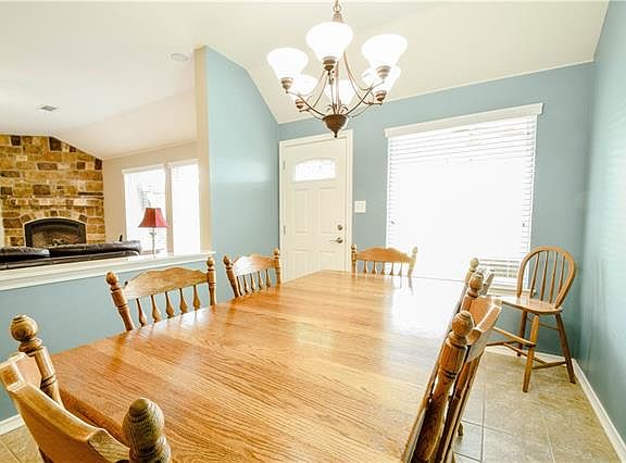 5th image of 716 Twin Oaks Ct